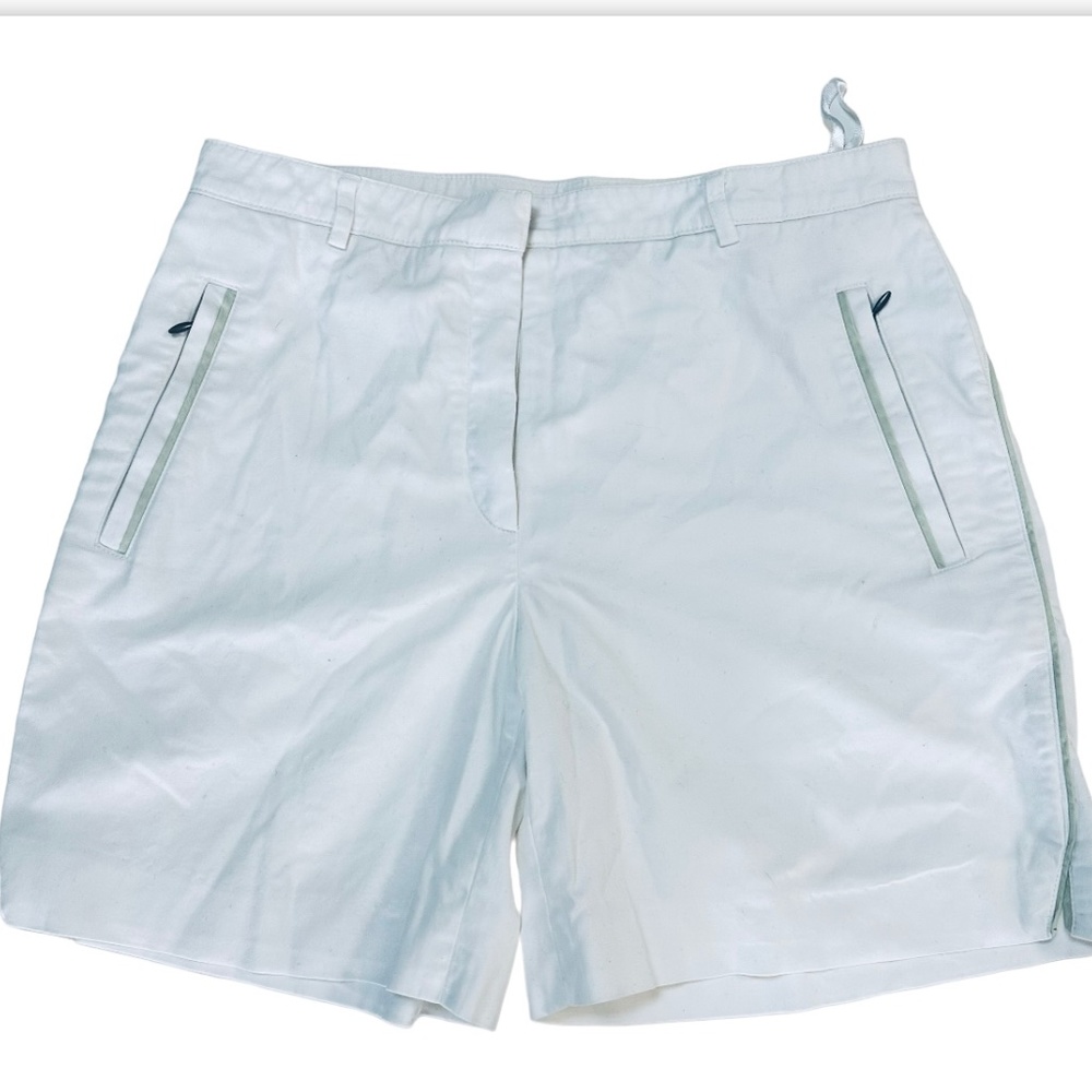 Burberry golf shorts color white size 6 good condition